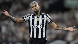 Barboza jogador do Botafogo reclama com a arbitragem durante partida contra o Atletico-MG no estadio Engenhao pelo campeonato Brasileiro A 2025. Foto: Jorge Rodrigues/AGIF