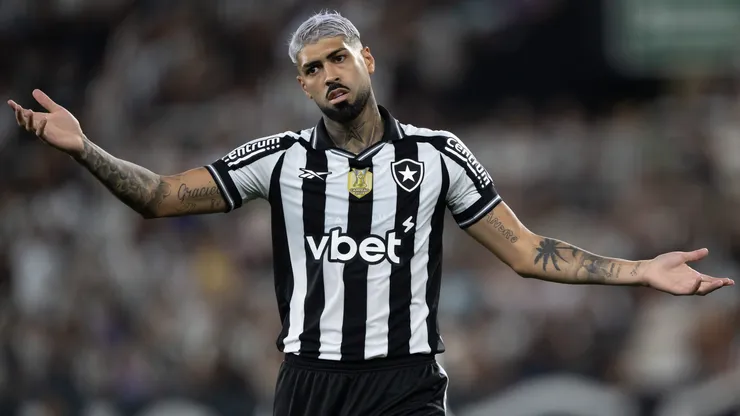 Barboza jogador do Botafogo reclama com a arbitragem durante partida contra o Atletico-MG no estadio Engenhao pelo campeonato Brasileiro A 2025. Foto: Jorge Rodrigues/AGIF