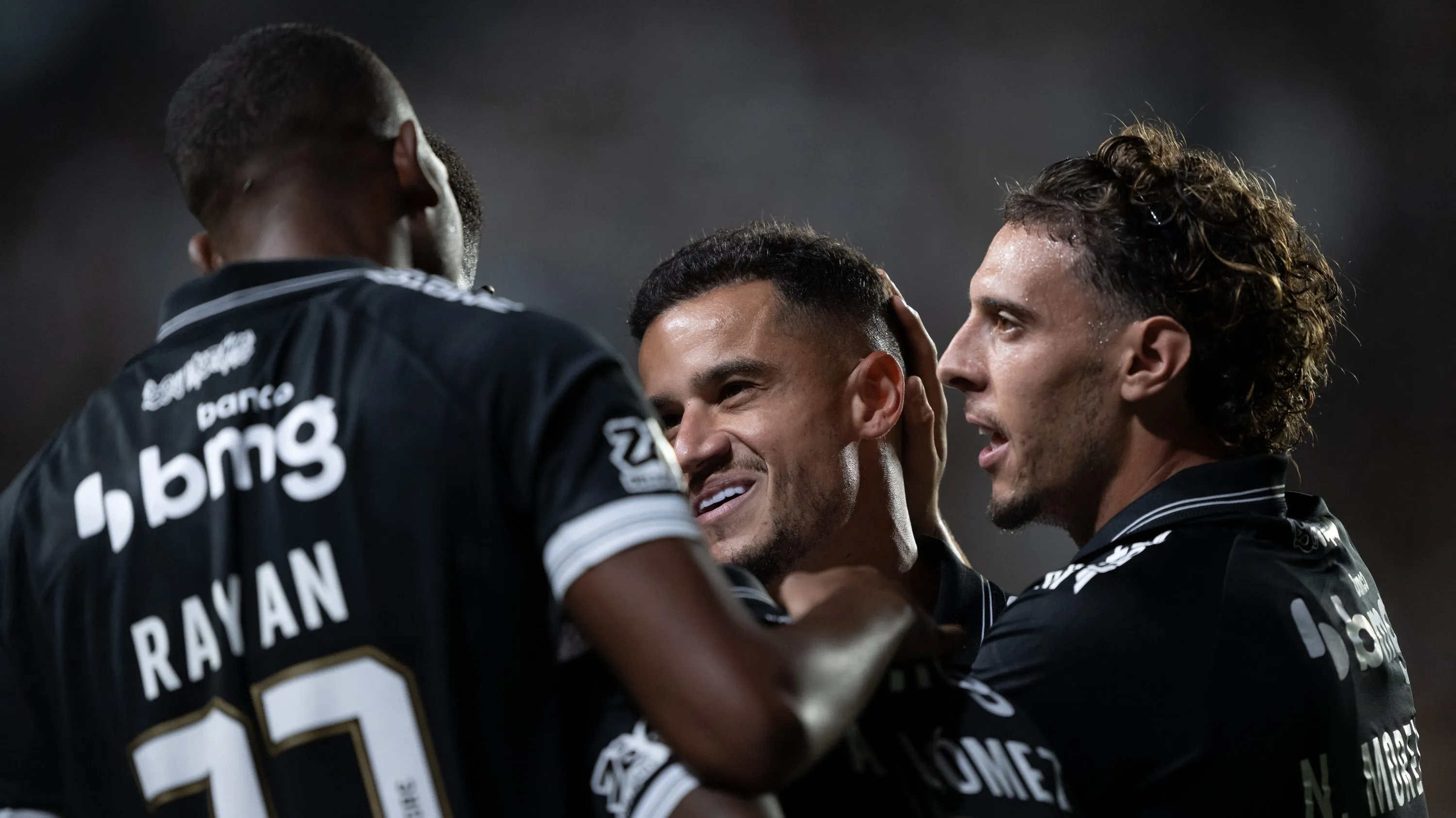 Rayan jogador do Vasco comemora seu gol com Philippe Coutinho jogador da sua equipe durante partida contra o Internacional no estadio Sao Januario pelo campeonato Brasileiro A 2025. Foto: Jorge Rodrigues/AGIF
