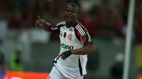 Douglas Telles faz a alegria dos torcedores do Flamengo em Mirassol