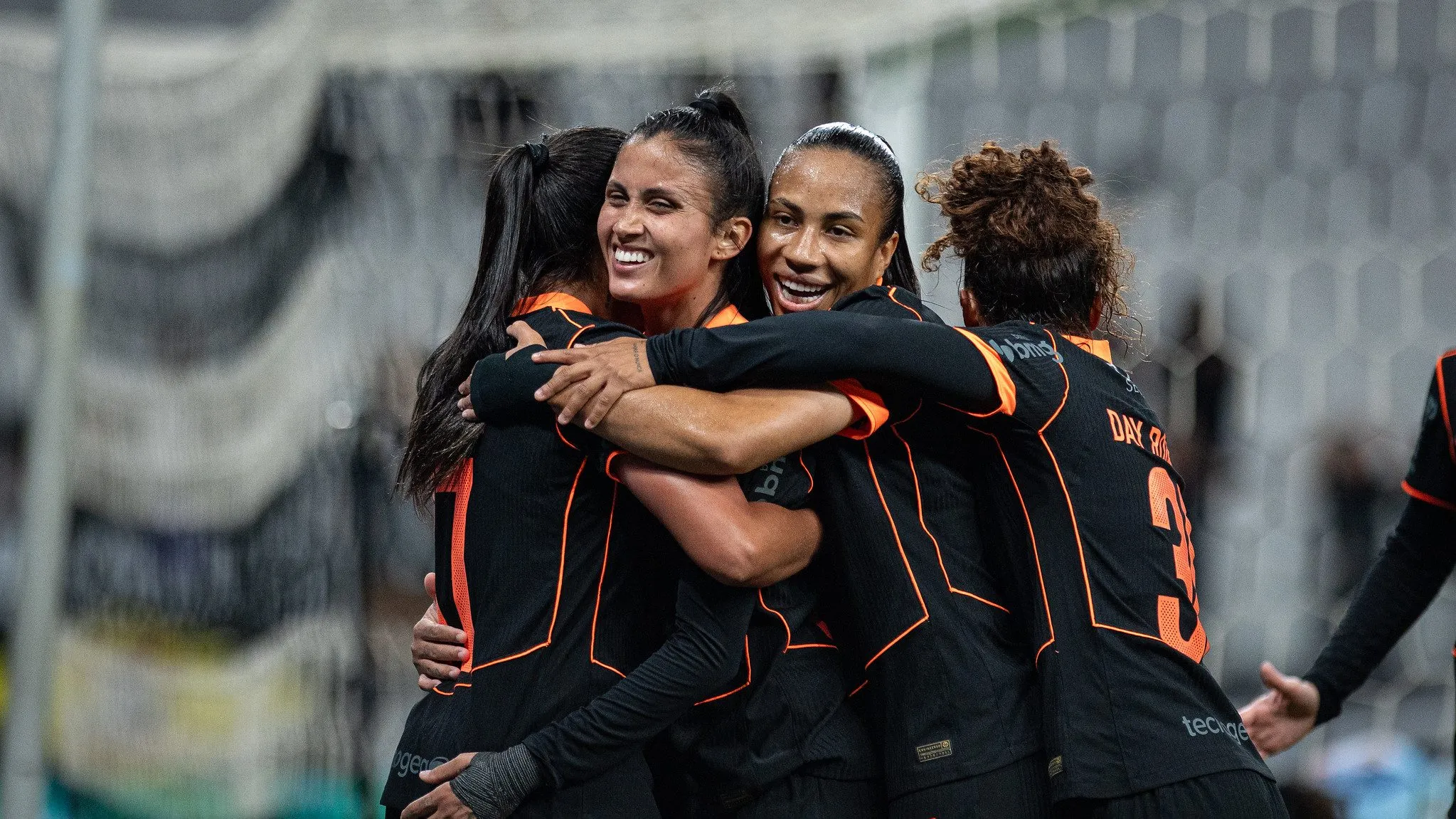 Jogadoras do time feminino do Corinthians celebram gol na semifinal do Paulistão Feminino