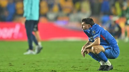 Jogador do Cruz-Azul lamentando. Foto: Azael Rodriguez/Getty Images