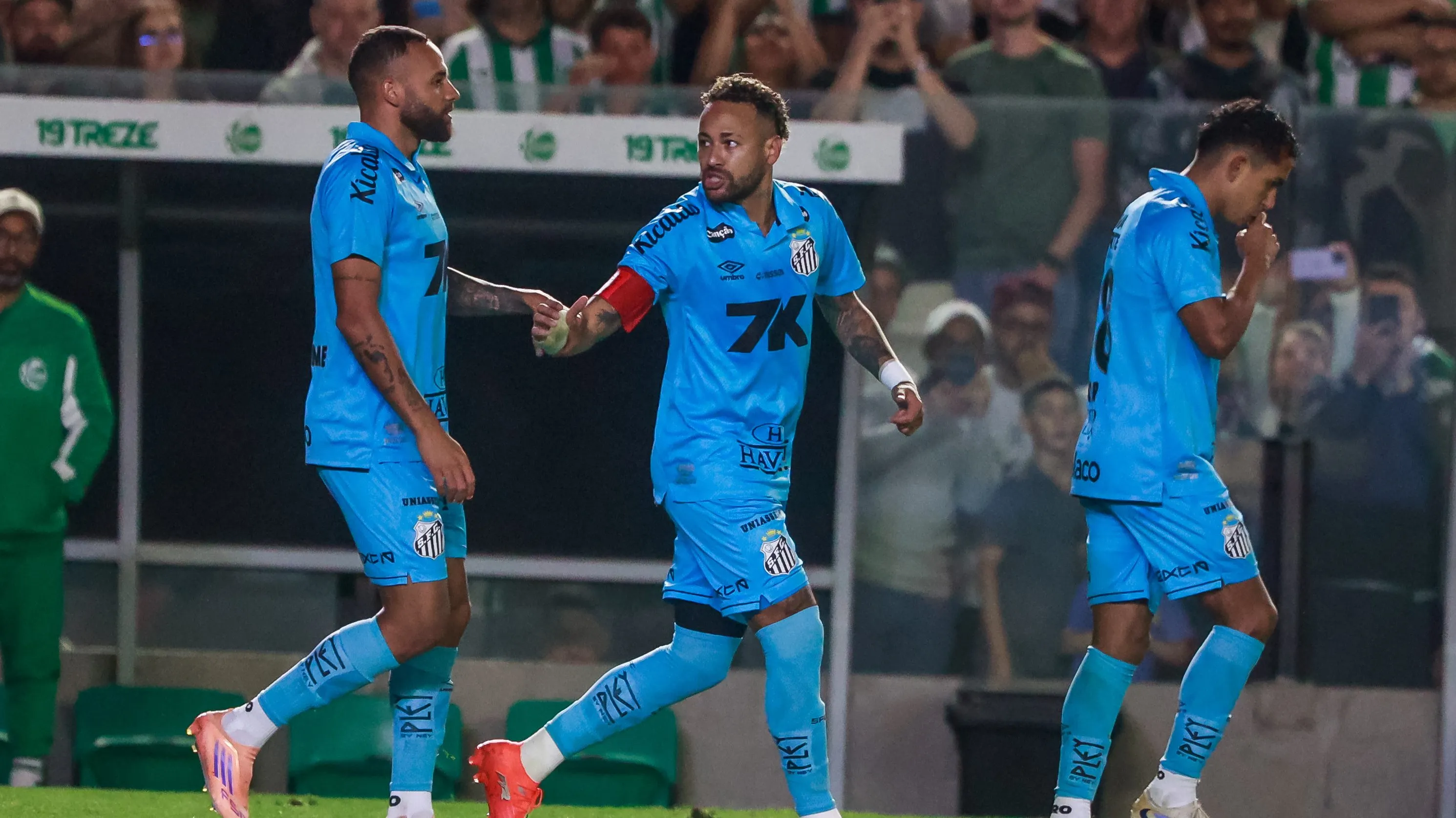 RS – CAXIAS DO SUL – 03/12/2025 – BRASILEIRO A 2025, JUVENTUDE X SANTOS – Neymar jogador do Santos comemora seu gol com Guilherme jogador da sua equipe durante partida contra o Juventude no estadio Alfredo Jaconi pelo campeonato Brasileiro A 2025. Foto: Luiz Erbes/AGIF