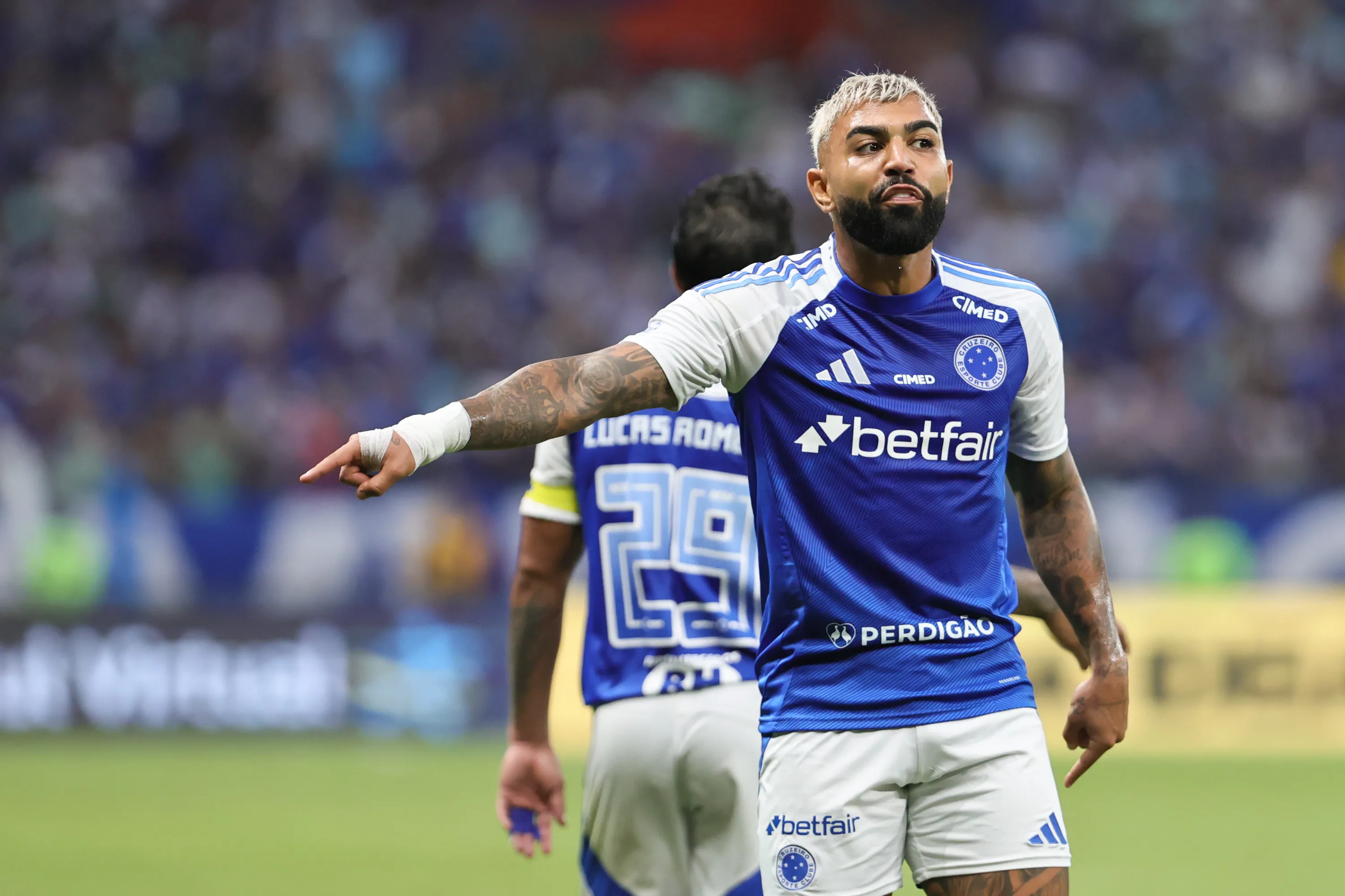 Gabriel Barbosa gabigol jogador do Cruzeiro reclama com a arbitragem durante partida contra o Fluminense no estadio Mineirao pelo campeonato Brasileiro A 2025. Foto: Gilson Lobo/AGIF