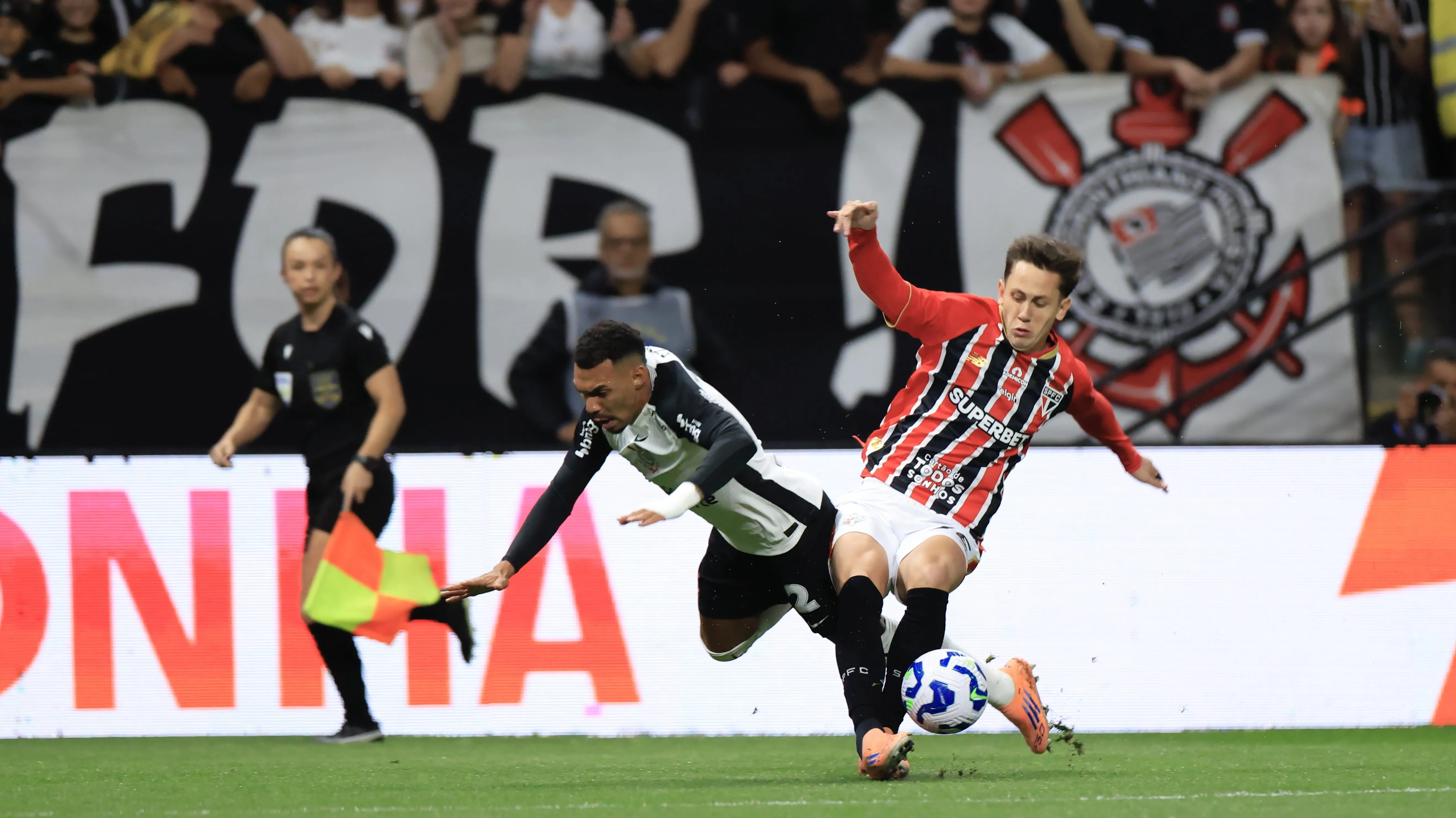 SP – SAO PAULO – 20/11/2025 – BRASILEIRO A 2025, CORINTHIANS X SAO PAULO – Matheuzinho jogador do Corinthians disputa lance com Patryck jogador do Sao Paulo durante partida no estadio Arena Corinthians pelo campeonato Brasileiro A 2025. Foto: Marcello Zambrana/AGIF