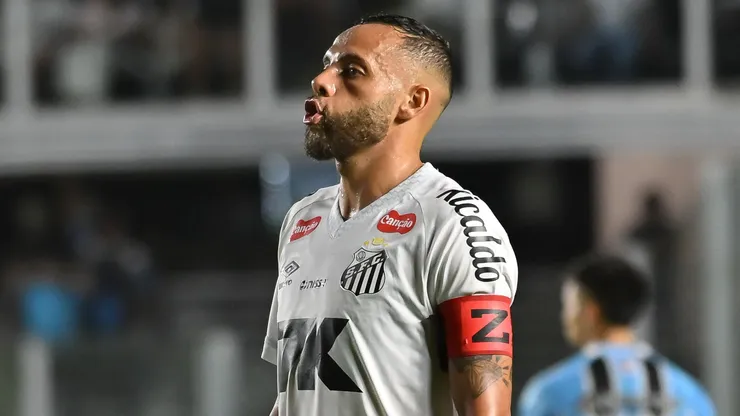 Guilherme quebra silêncio antes da última rodada e revela clima do Santos para evitar queda — Foto Jota ErreAGIF
