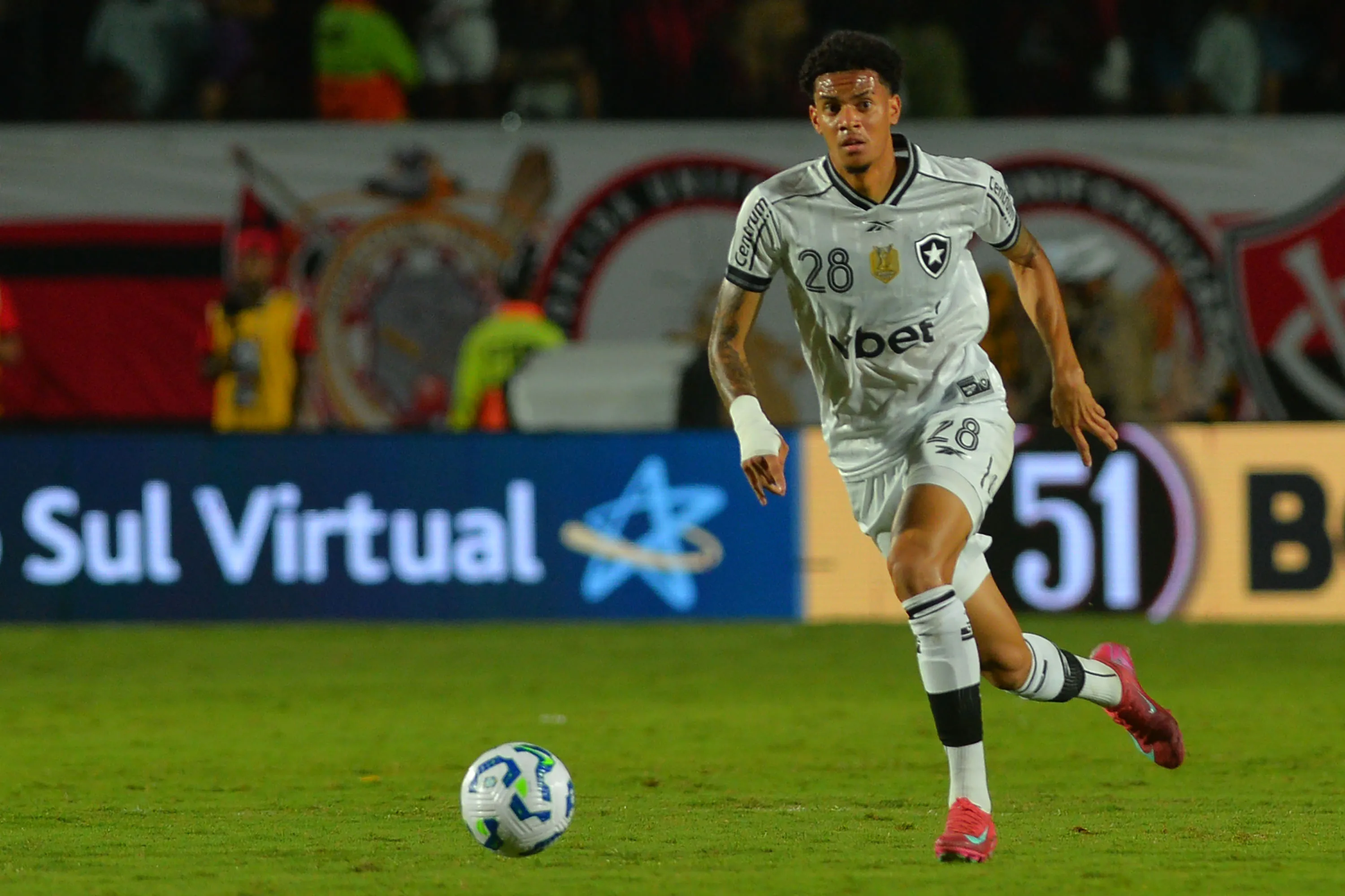 BA – SALVADOR – 09/11/2025 – BRASILEIRO A 2025, VITORIA X BOTAFOGO – Newton, jogador do Botafogo durante partida contra o Vitoria no estadio Barradao pelo campeonato Brasileiro A 2025. Foto: Walmir Cirne/AGIF