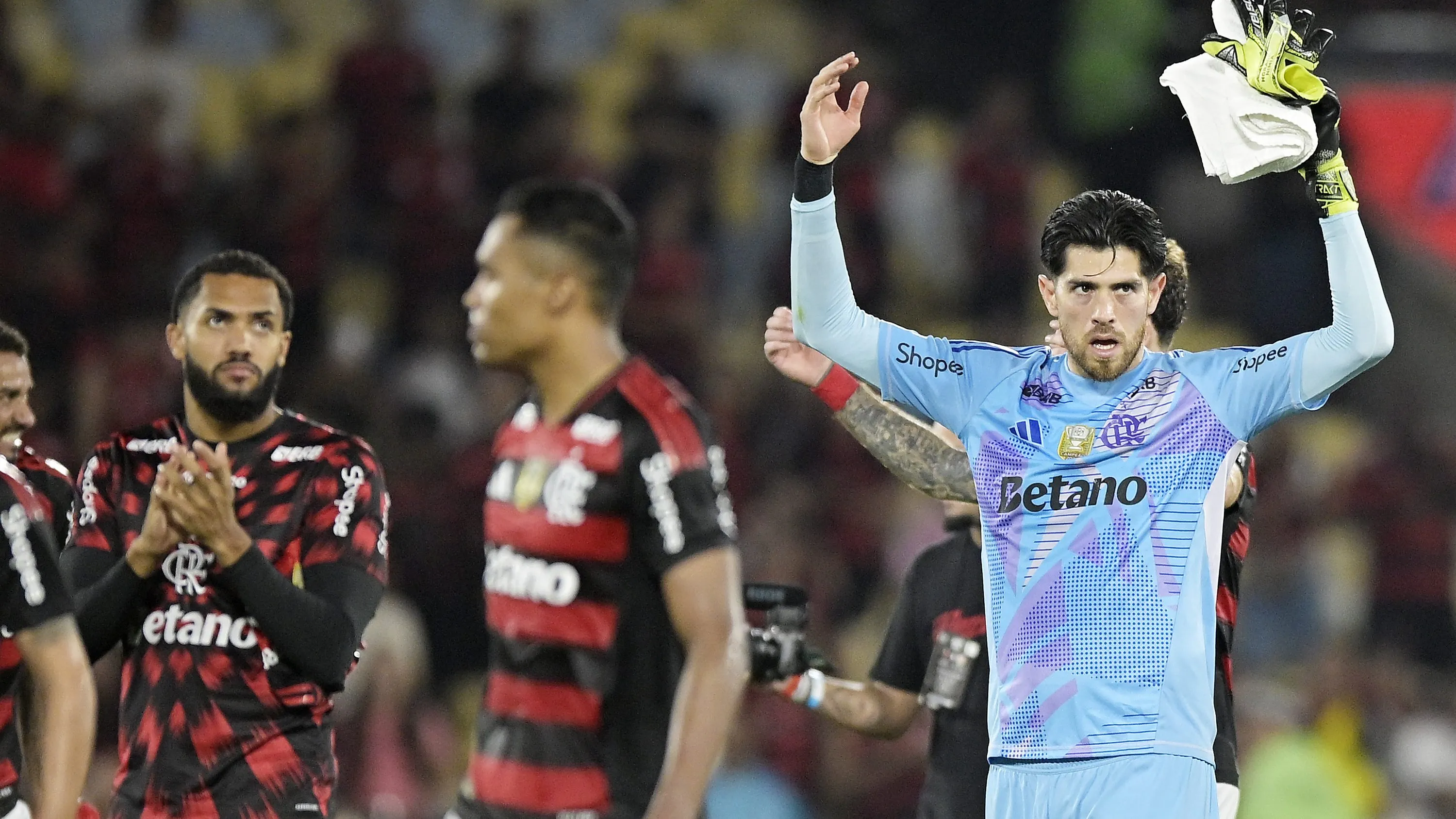 Rossi jogador do Flamengo comemora a vitoria apos a partida contra o Bragantino no estadio Maracana pelo campeonato Brasileiro A 2025. Foto: Alexandre Loureiro/AGIF