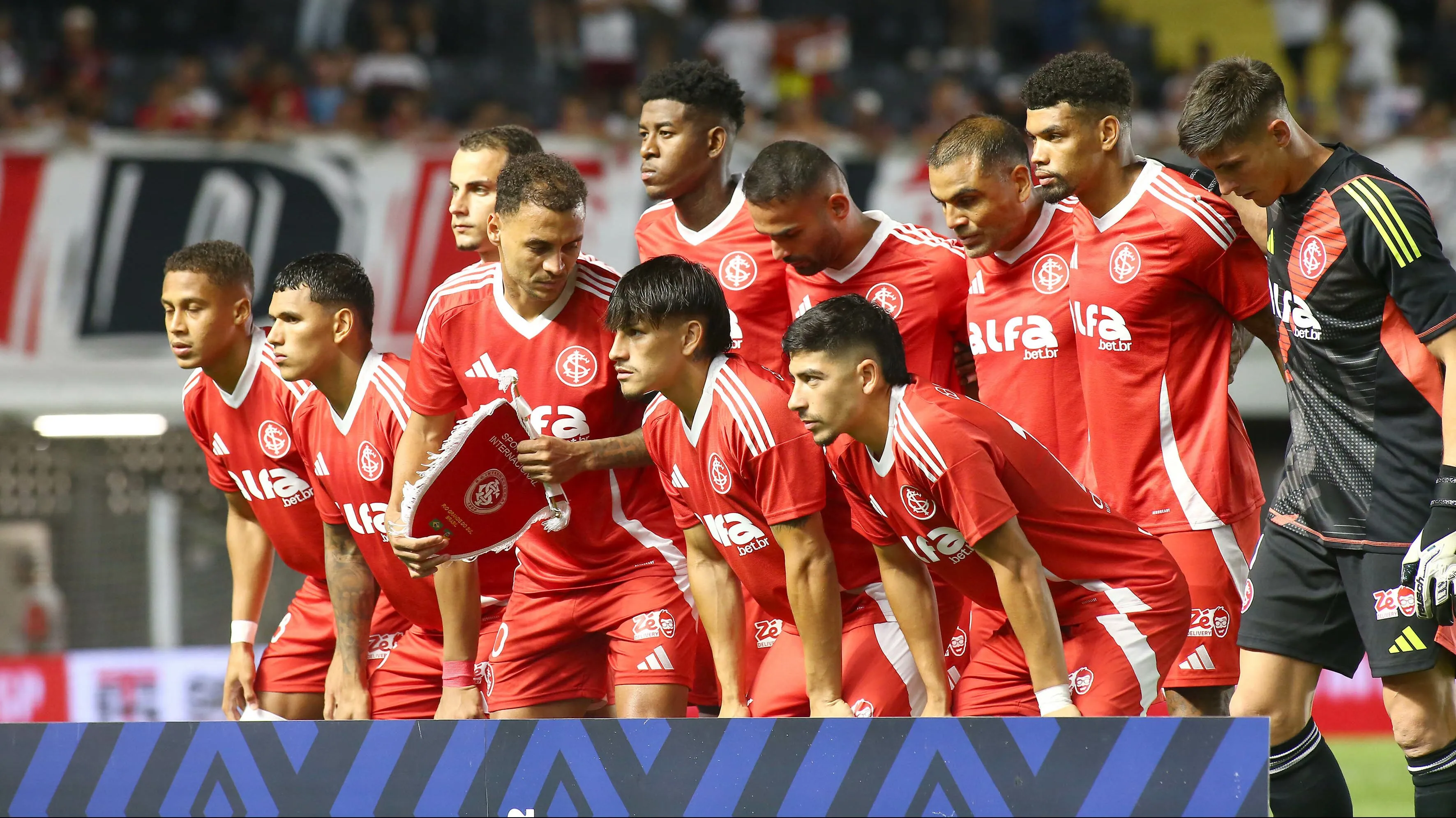 Jogadores do Internacional posam para foto antes na partida contra Sao Paulo no estadio Vila Belmiro pelo campeonato Brasileiro A 2025. Foto: Mauricio De Souza/AGIF