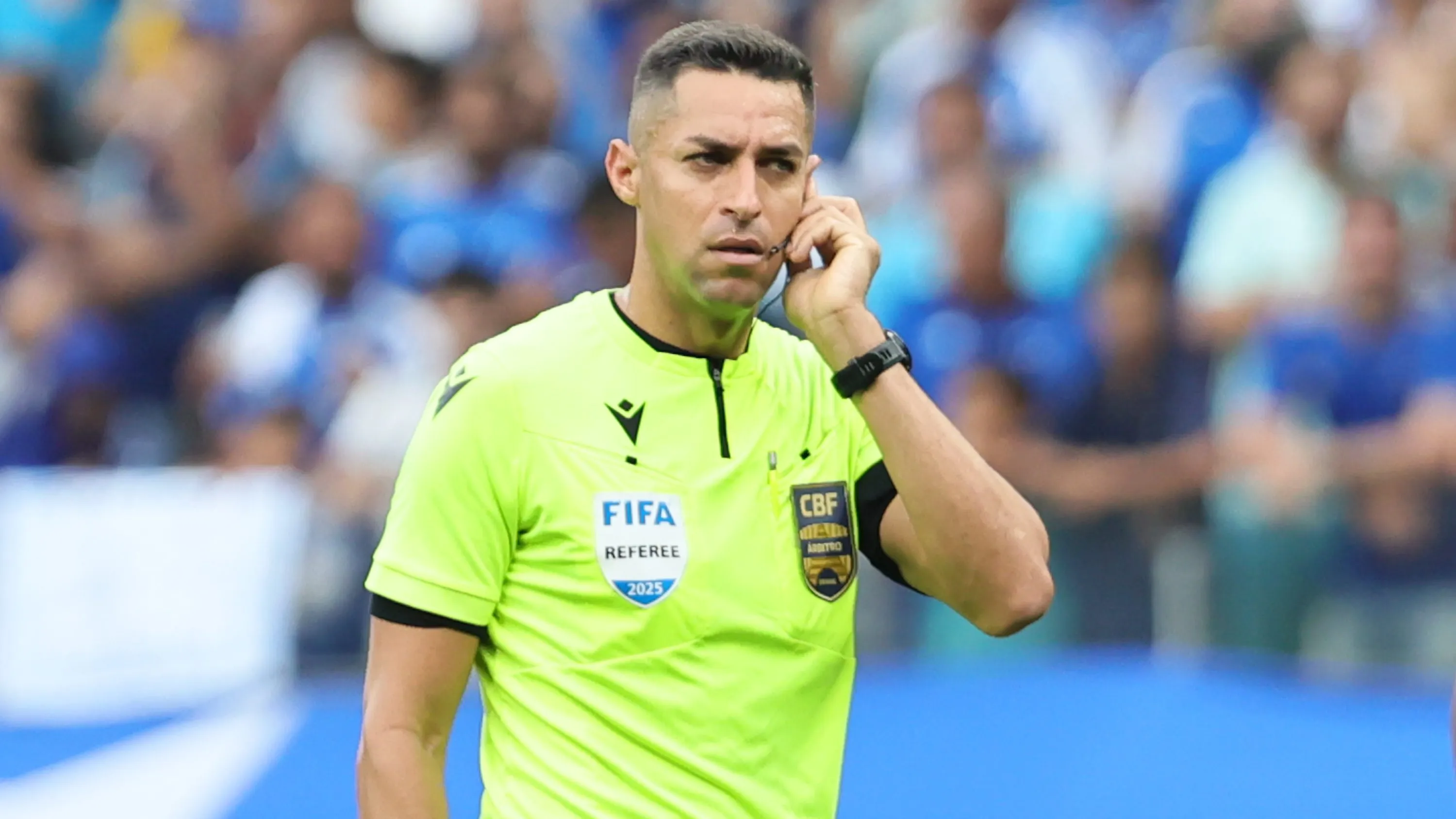 Árbitro Rodrigo José Pereira de Lima durante partida entre Cruzeiro e Fluminense no estadio Mineirão pelo campeonato Brasileiro A 2025. Foto: Gilson Lobo/AGIF