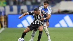 Willian jogador do Cruzeiro disputa lance com Guilherme jogador do Santos durante partida no estadio Mineirao pelo campeonato Brasileiro A 2025. Foto: Gilson Lobo/AGIF