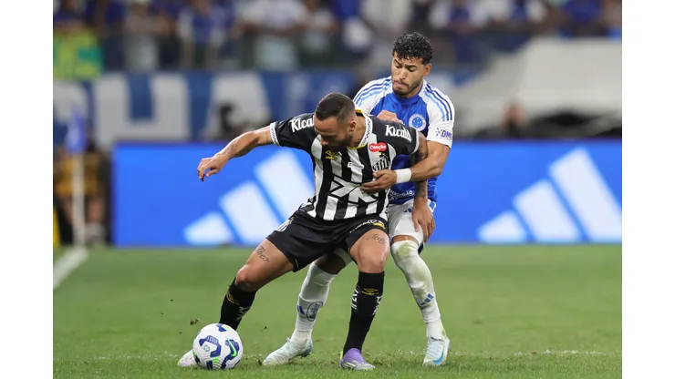 Willian jogador do Cruzeiro disputa lance com Guilherme jogador do Santos durante partida no estadio Mineirao pelo campeonato Brasileiro A 2025. Foto: Gilson Lobo/AGIF