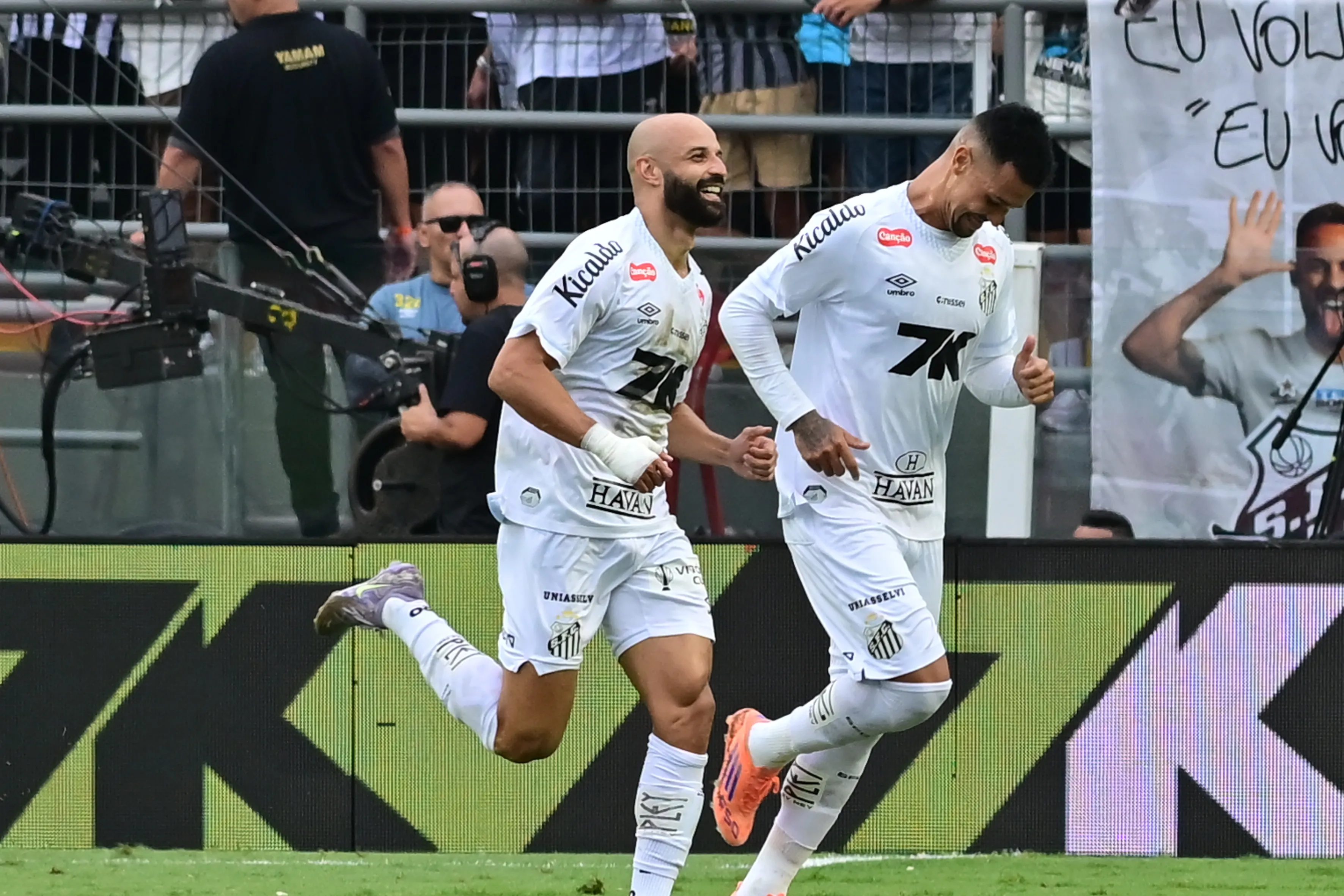 SP – SANTOS – 07/12/2025 – BRASILEIRO A 2025, SANTOS X CRUZEIRO – Thaciano jogador do Santos comemora seu gol durante partida contra o Cruzeiro no estadio Vila Belmiro pelo campeonato Brasileiro A 2025. Foto: Jota Erre/AGIF