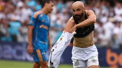 SP - SANTOS - 07/12/2025 - BRASILEIRO A 2025, SANTOS X CRUZEIRO - Thaciano jogador do Santos comemora seu gol durante partida contra o Cruzeiro no estadio Vila Belmiro pelo campeonato Brasileiro A 2025. Foto: Mauricio De Souza/AGIF