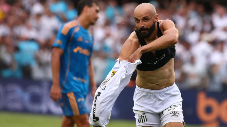 SP - SANTOS - 07/12/2025 - BRASILEIRO A 2025, SANTOS X CRUZEIRO - Thaciano jogador do Santos comemora seu gol durante partida contra o Cruzeiro no estadio Vila Belmiro pelo campeonato Brasileiro A 2025. Foto: Mauricio De Souza/AGIF