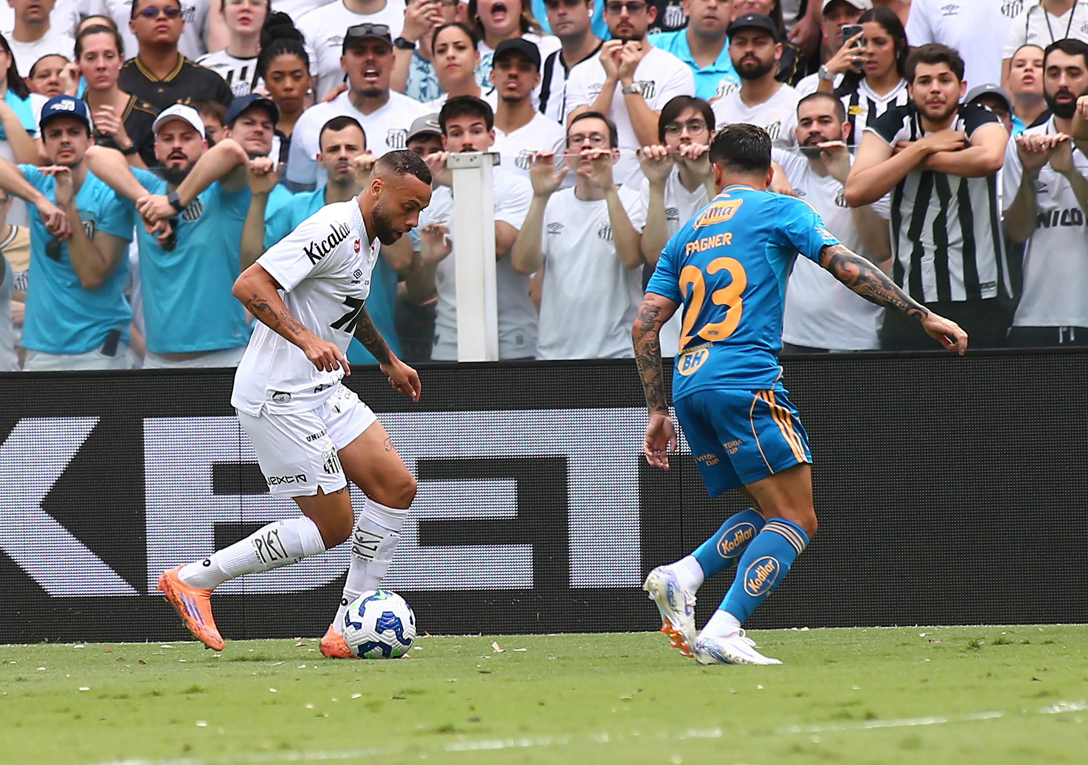 Guilherme jogador do Santos durante partida contra o Cruzeiro no estadio Vila Belmiro pelo campeonato Brasileiro A 2025. Foto: Mauricio De Souza/AGIF