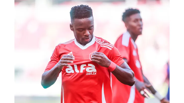RS - PORTO ALEGRE - 07/12/2025 - BRASILEIRO A 2025, INTERNACIONAL X BRAGANTINO - Carbonero jogador do Internacional comemora seu gol durante partida contra o Bragantino no estadio Beira-Rio pelo campeonato Brasileiro A 2025. Foto: Luiz Erbes/AGIF
