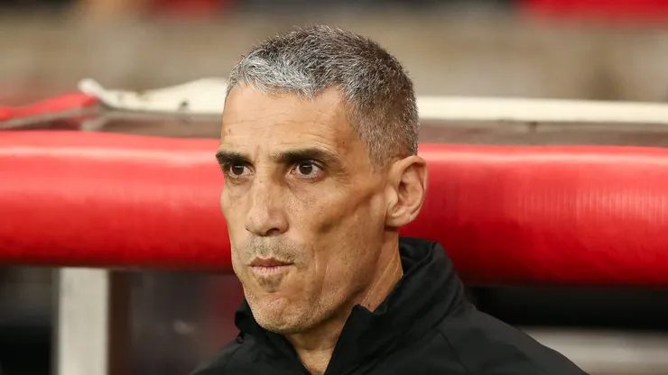 Vojvoda, técnico do Santos em partida pelo campeonato brasileiro (Foto: Pedro H. Tesch/Getty Images)