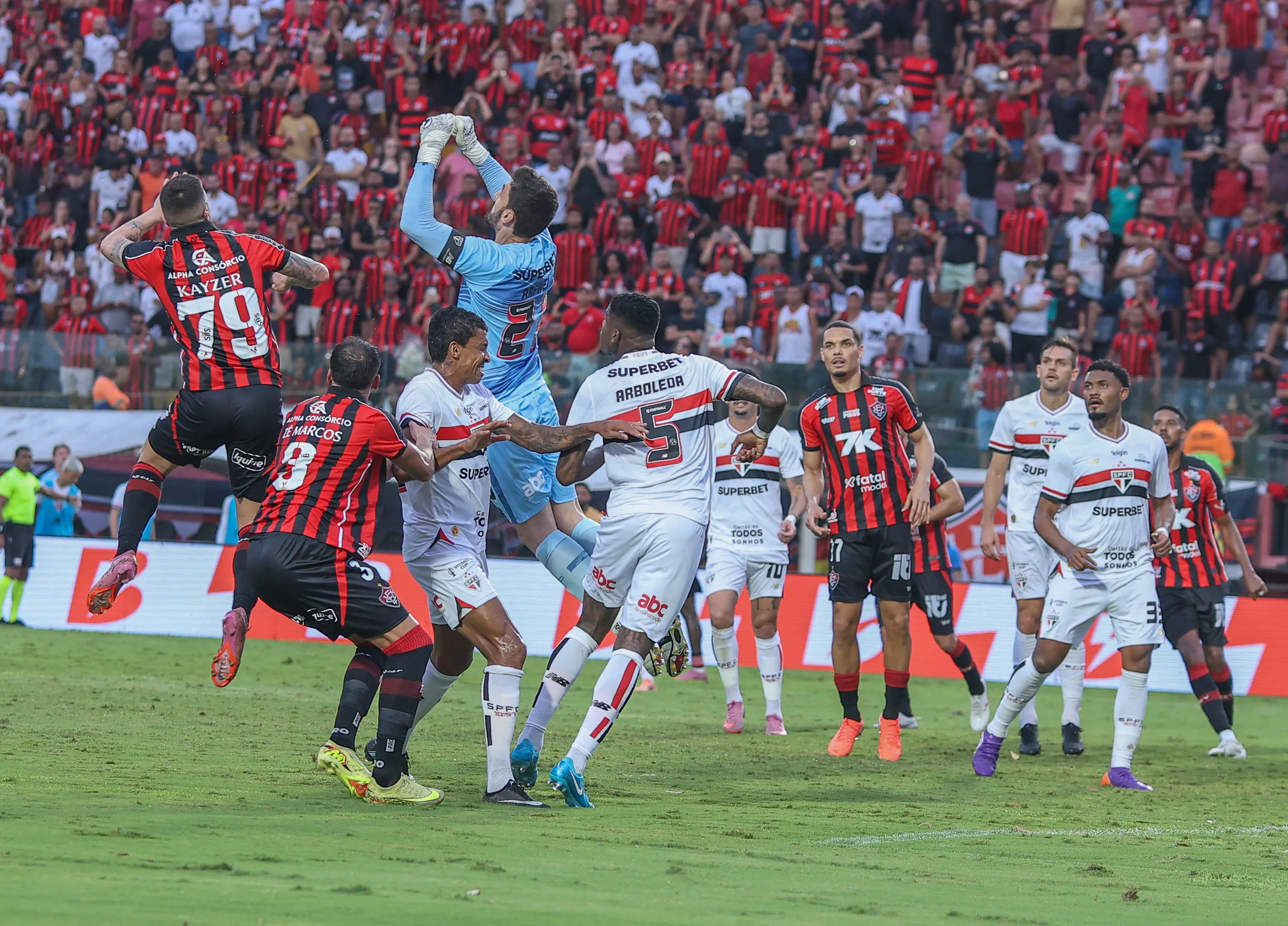 Rafael goleiro do Sao Paulo durante partida contra o Vitoria no estadio Barradao pelo campeonato Brasileiro A 2025. Foto: Marcio Jose/AGIF