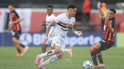Baralhas jogador do Vitoria disputa lance com Luciano jogador do São Paulo. Foto: Jhony Pinho/AGIF