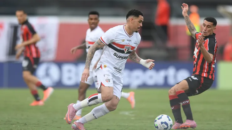 Baralhas jogador do Vitoria disputa lance com Luciano jogador do São Paulo. Foto: Jhony Pinho/AGIF