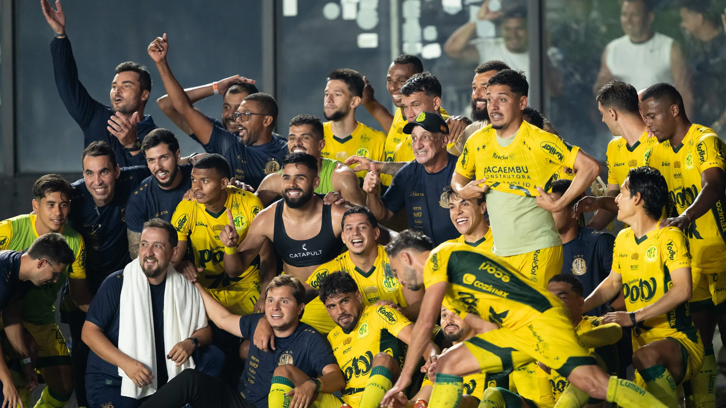 Jogadores  do Mirassol comemoram após partida contra o Vasco no estadio São Januário pelo Campeonato Brasileiro A 2025.  Foto: Jorge Rodrigues/AGIF