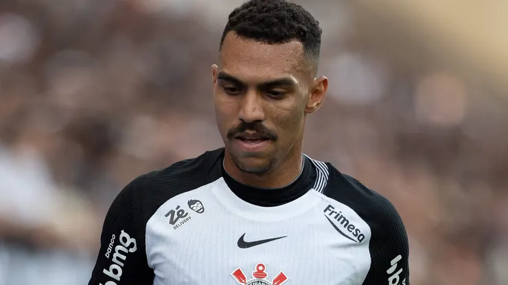 Matheuzinho, jogador do Corinthians, lamenta durante partida contra o Juventude no estadio Arena Corinthians pelo campeonato Brasileiro A 2025. Foto: Joisel Amaral/AGIF