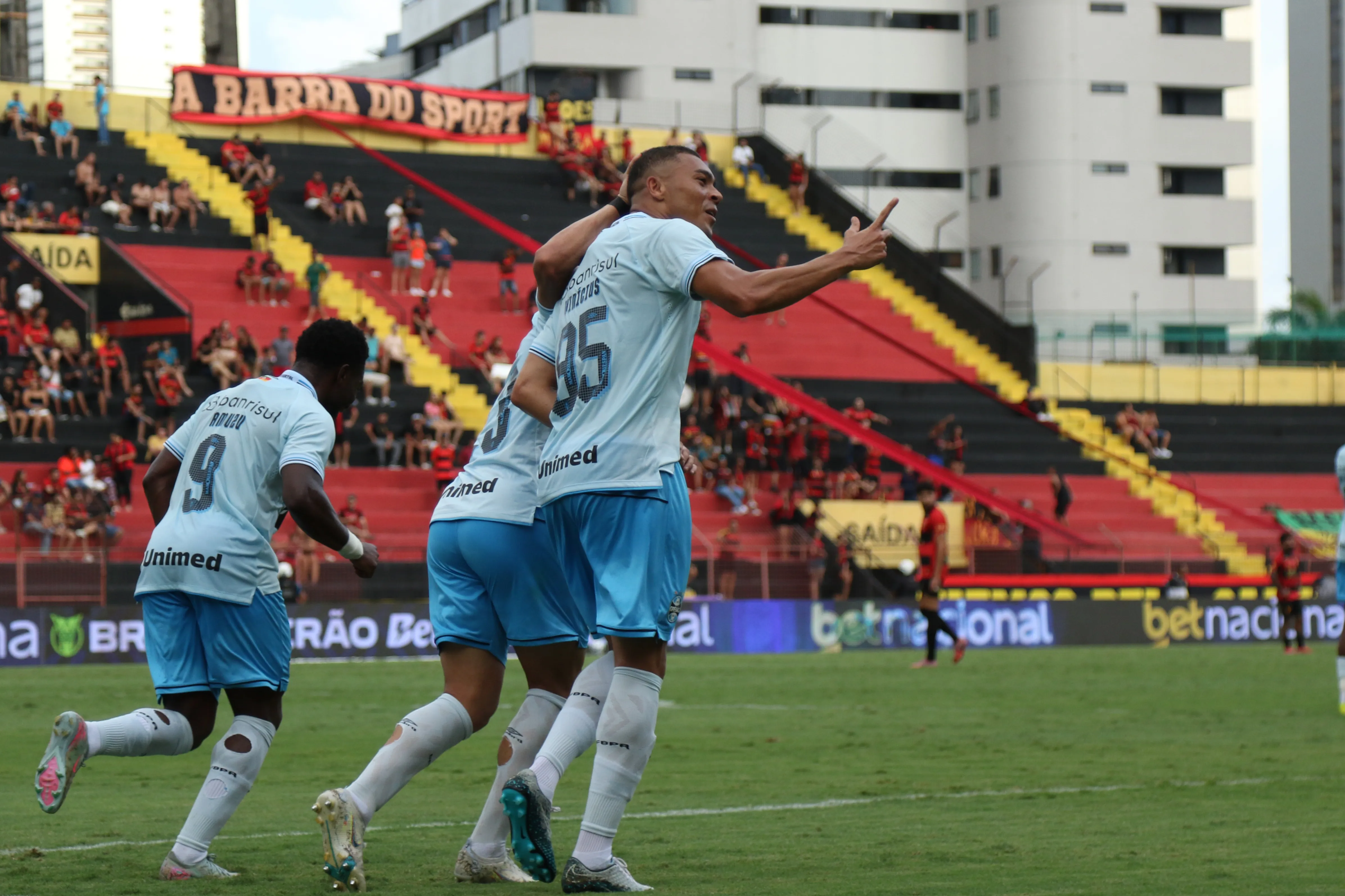 Vinicius jogador do Gremio comemora seu gol durante a partida contra o Sport na Ilha do Retiro em Recife (PE), pelo Campeonato Brasileiro A 2025. Foto: Marlon Costa/AGIF