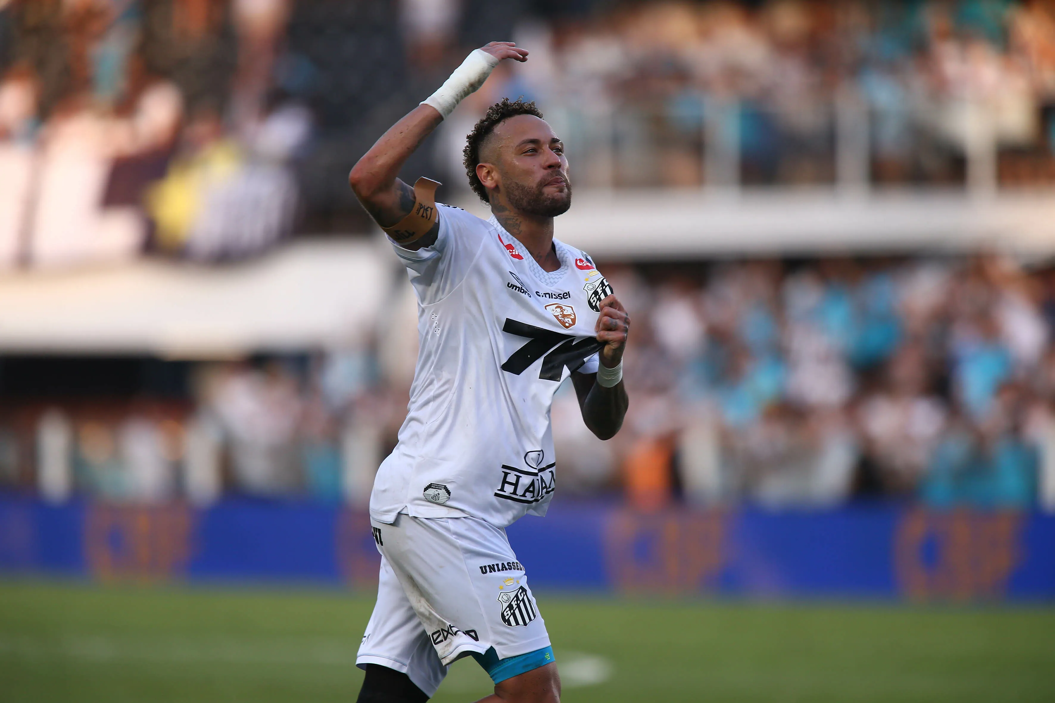 Neymar comemora vitória do Santos sobre o Cruzeiro. Foto: Mauricio De Souza/AGIF