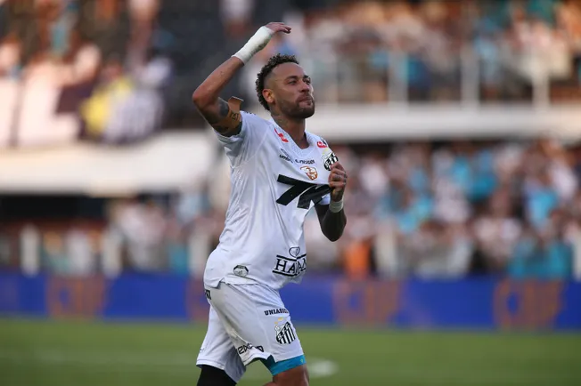 Neymar, Jogador do Santos, comemoram vitoria ao final da partida contra o Cruzeiro no estadio Vila Belmiro pelo campeonato Brasileiro A 2025. Foto: Mauricio De Souza/AGIF