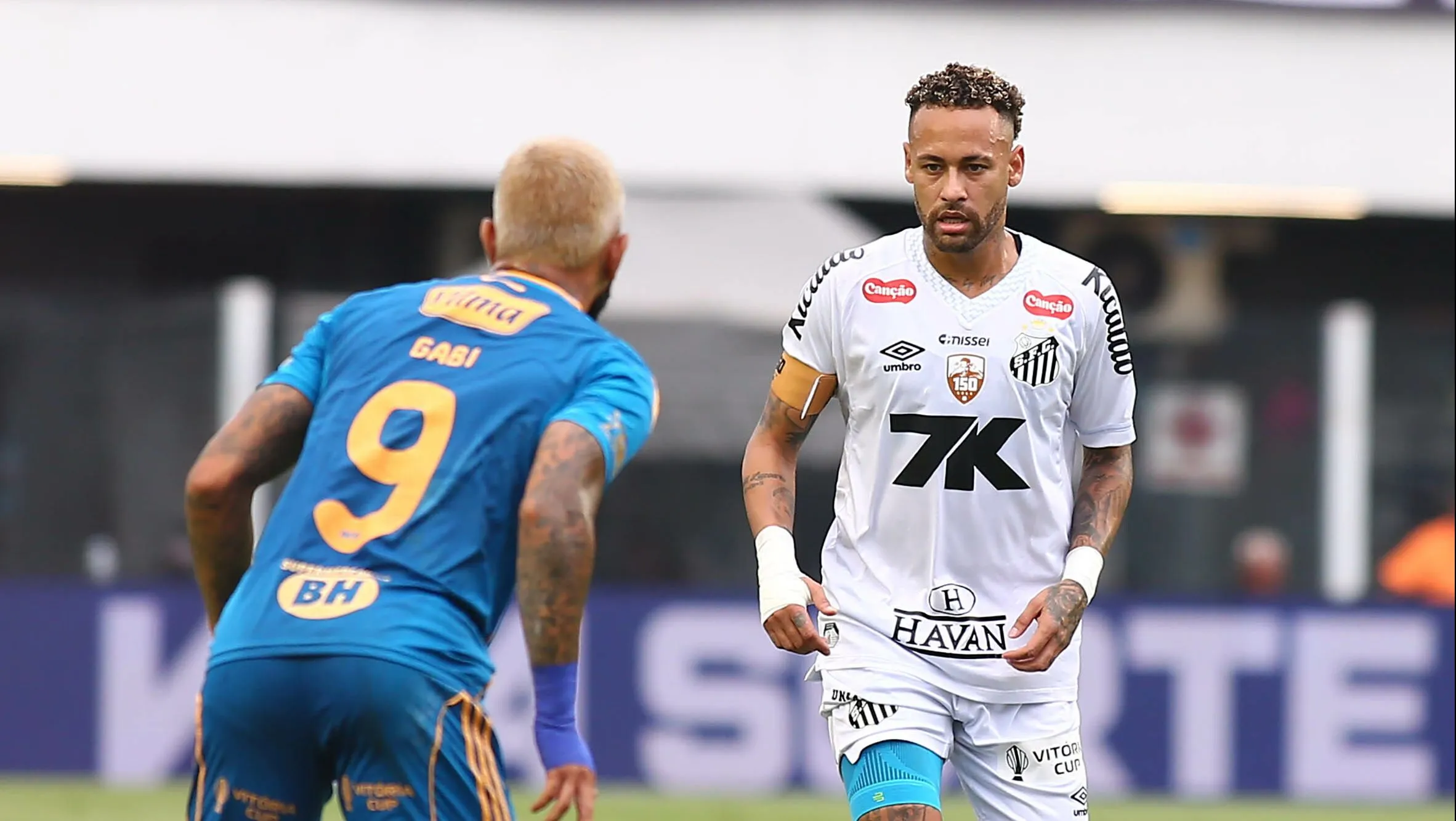 Neymar Jr, jogador do Santos, disputa lance com Gabigol jogador do Cruzeiro durante partida no estadio Vila Belmiro pelo campeonato Brasileiro A 2025. Foto: Mauricio De Souza/AGIF