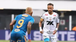 Neymar Jr, jogador do Santos, disputa lance com Gabigol jogador do Cruzeiro durante partida no estadio Vila Belmiro pelo campeonato Brasileiro A 2025. Foto: Mauricio De Souza/AGIF