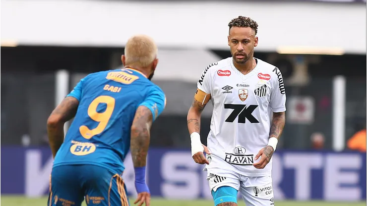 Neymar Jr, jogador do Santos, disputa lance com Gabigol jogador do Cruzeiro durante partida no estadio Vila Belmiro pelo campeonato Brasileiro A 2025. Foto: Mauricio De Souza/AGIF