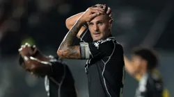 Vegetti, jogador do Vasco, lamenta durante partida contra o Mirassol no estadio Sao Januario pelo campeonato Brasileiro A 2025. Foto: Jorge Rodrigues/AGIF