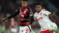 Bruno Henrique, jogador do Flamengo, disputa lance com Vitao jogador do Internacional durante partida no estadio Maracana pelo campeonato Copa Libertadores 2025. Foto: Jorge Rodrigues/AGIF