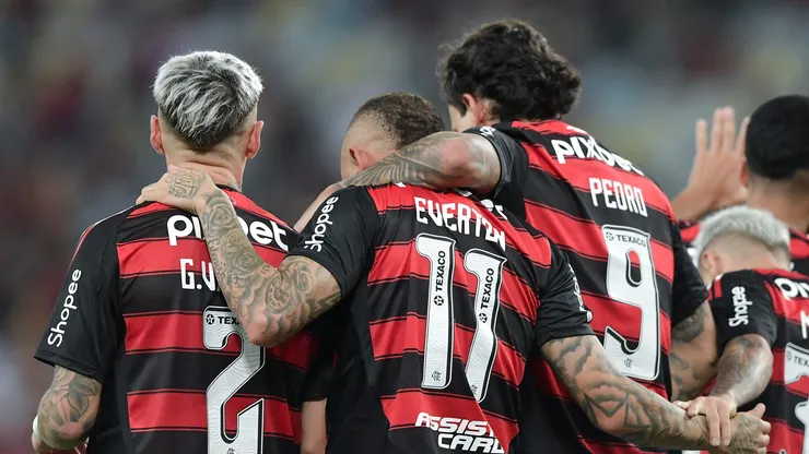 - Everton Cebolinha jogador do Flamengo comemora seu gol ao lado de seus companheiros