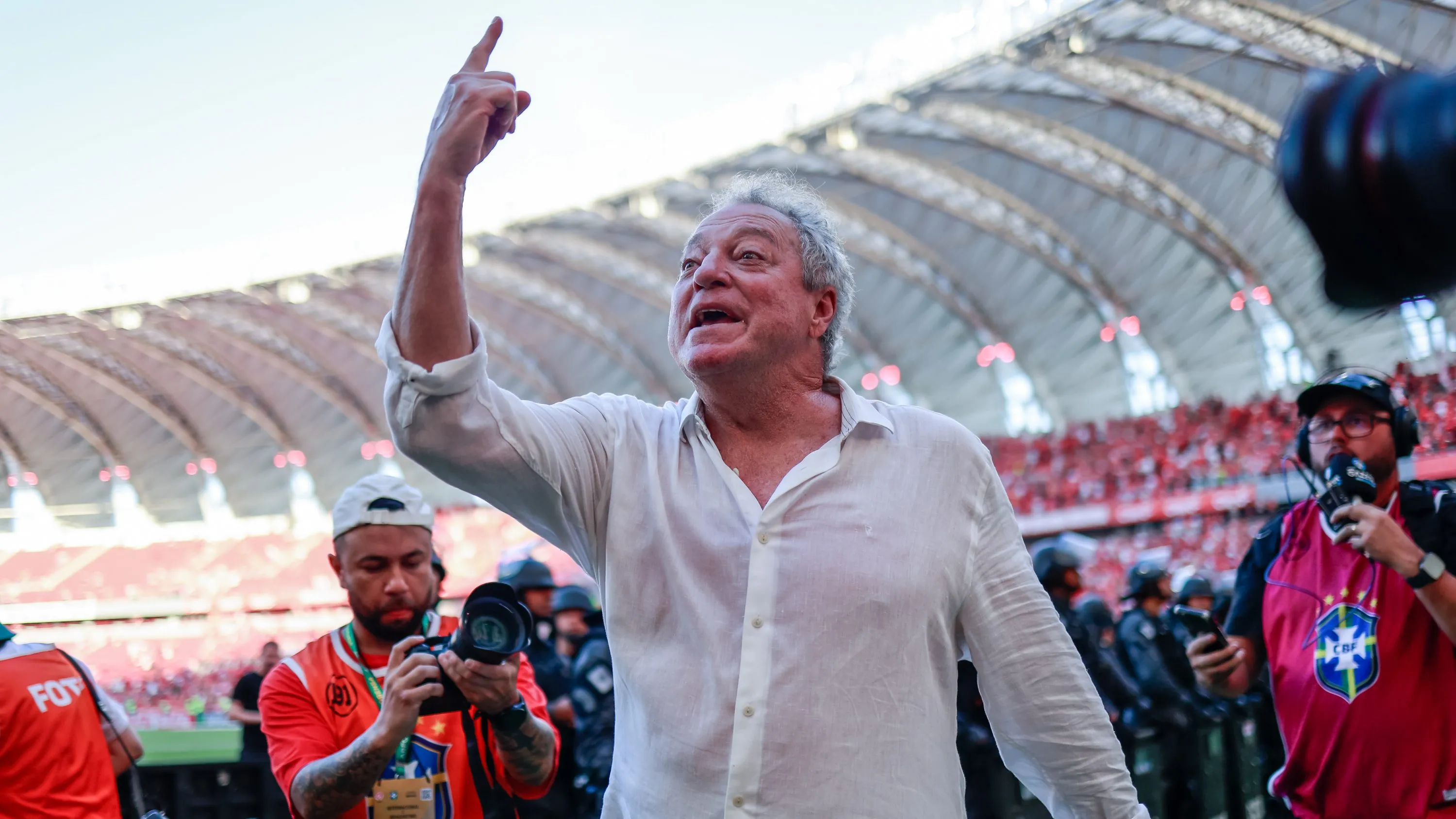 Abel Braga comemora a vitória do CAolorado e a manutenção na Série A. Foto: Luiz Erbes/AGIF