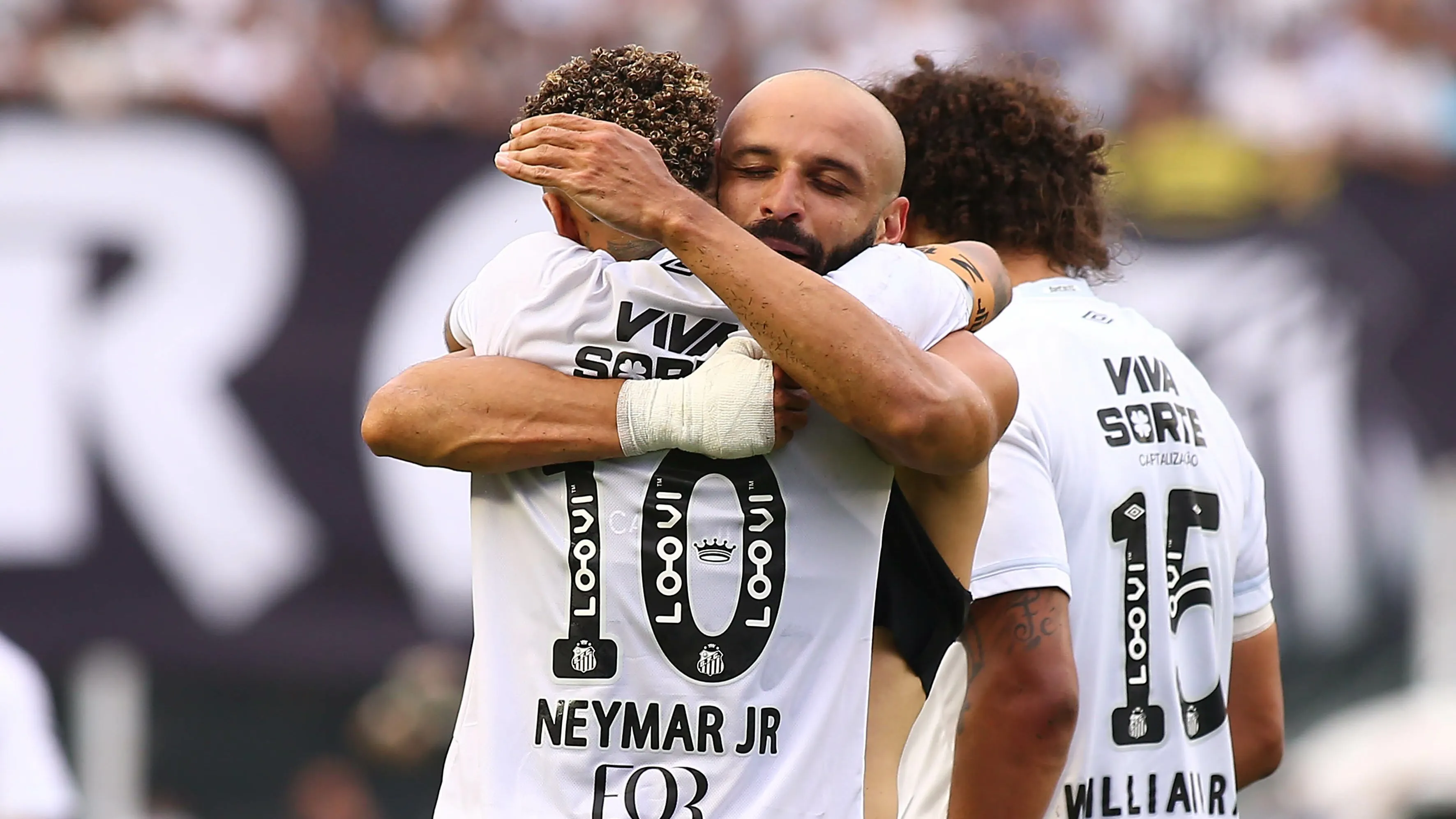 Thaciano abraça Neymar ao comemorar um de seus dois gols na Vila. Foto: Mauricio De Souza/AGIF