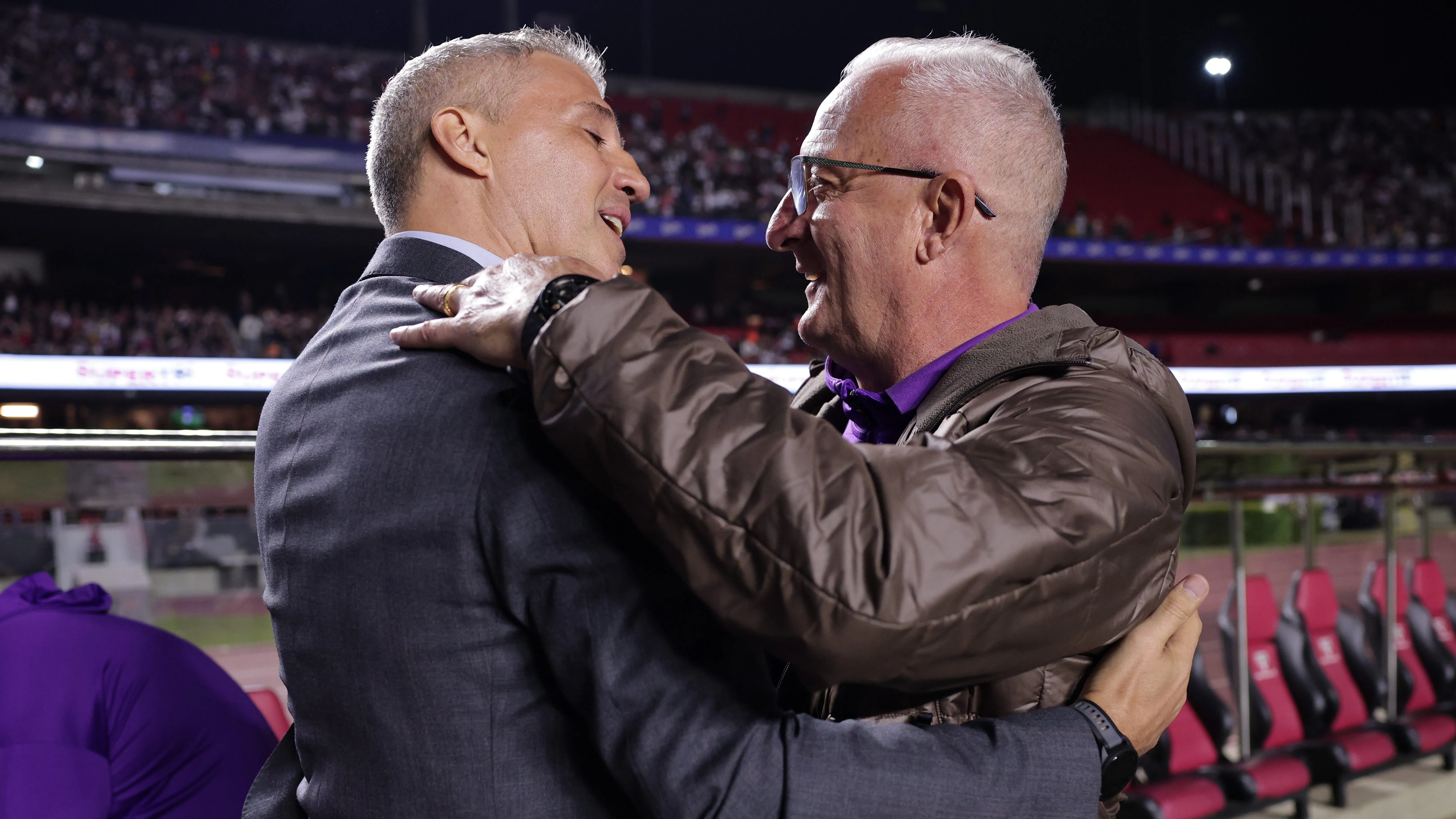 SP – SAO PAULO – 19/07/2025 – BRASILEIRO A 2025, SAO PAULO X CORINTHIANS – Hernan Crespo tecnico do Sao Paulo e Dorival Junior tecnico do corinthians se cumprimentam durante partida contra o Corinthians no estadio Morumbi pelo campeonato Brasileiro A 2025. Foto: Ettore Chiereguini/AGIF