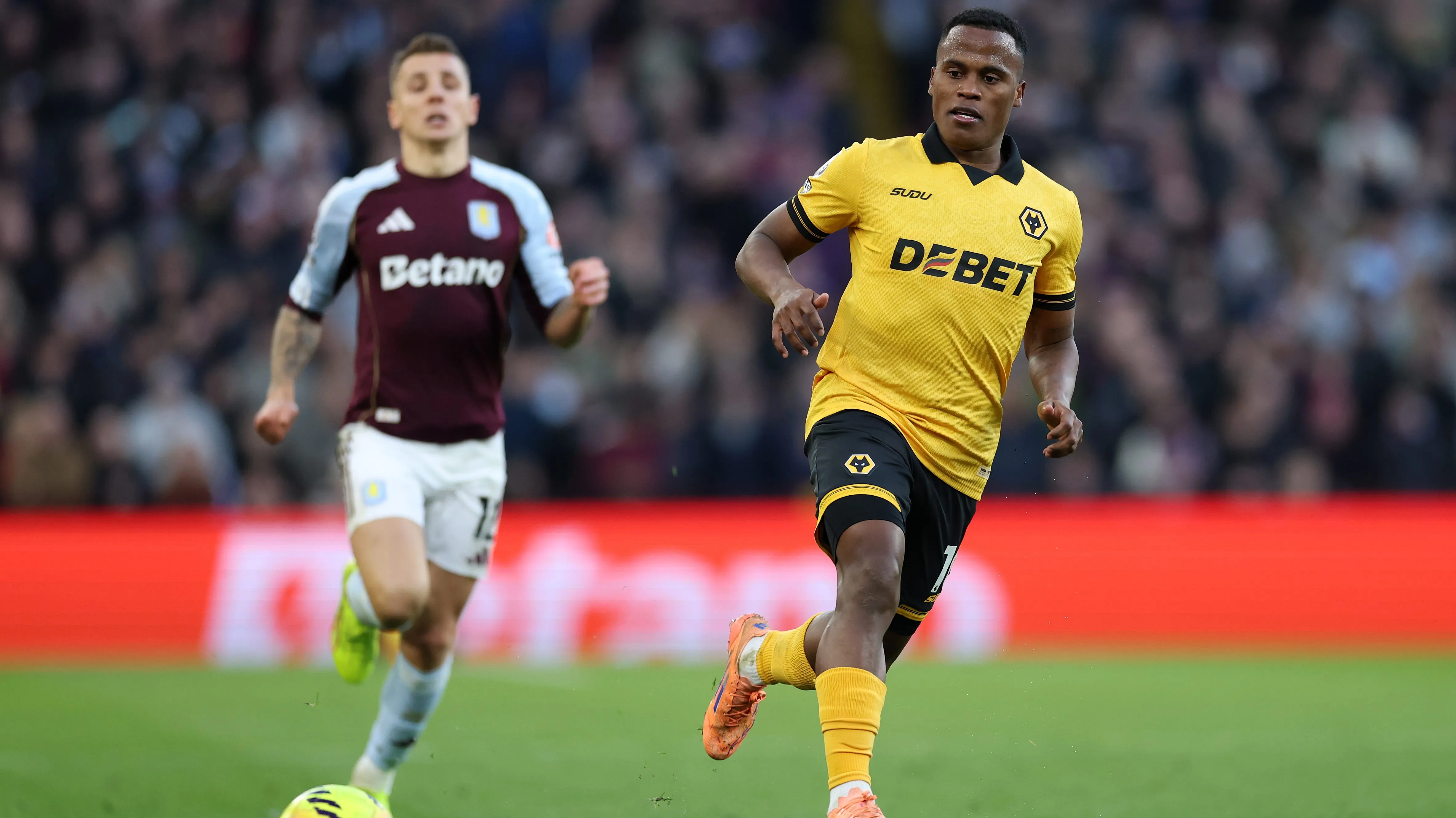 John Arias durante partida pelo Wolverhampton contra o Aston Villa – Foto: Michael Steele/Getty Images