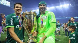 SP - SAO PAULO - 09/04/2023 - PAULISTA 2023, PALMEIRAS X AGUA SANTA - Raphael Veiga e Weverton jogadores do Palmeiras comemora titulo de campeao durante cerimonia de premiacao apos vitoria contra o Agua Santa em partida no estadio Arena Allianz Parque pela decisao do campeonato Paulista 2023. Foto: Marcello Zambrana/AGIF