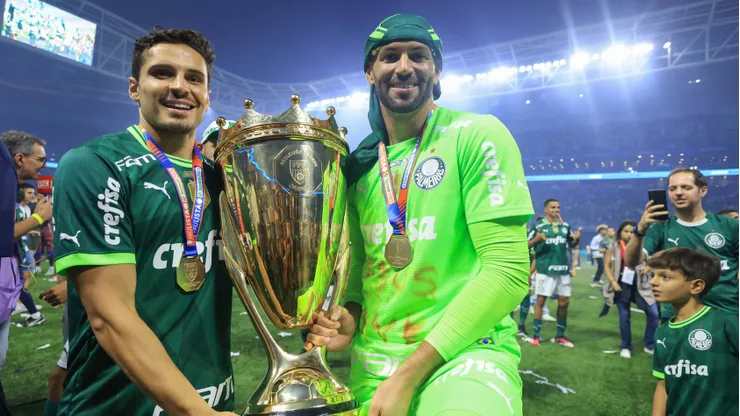 SP - SAO PAULO - 09/04/2023 - PAULISTA 2023, PALMEIRAS X AGUA SANTA - Raphael Veiga e Weverton jogadores do Palmeiras comemora titulo de campeao durante cerimonia de premiacao apos vitoria contra o Agua Santa em partida no estadio Arena Allianz Parque pela decisao do campeonato Paulista 2023. Foto: Marcello Zambrana/AGIF