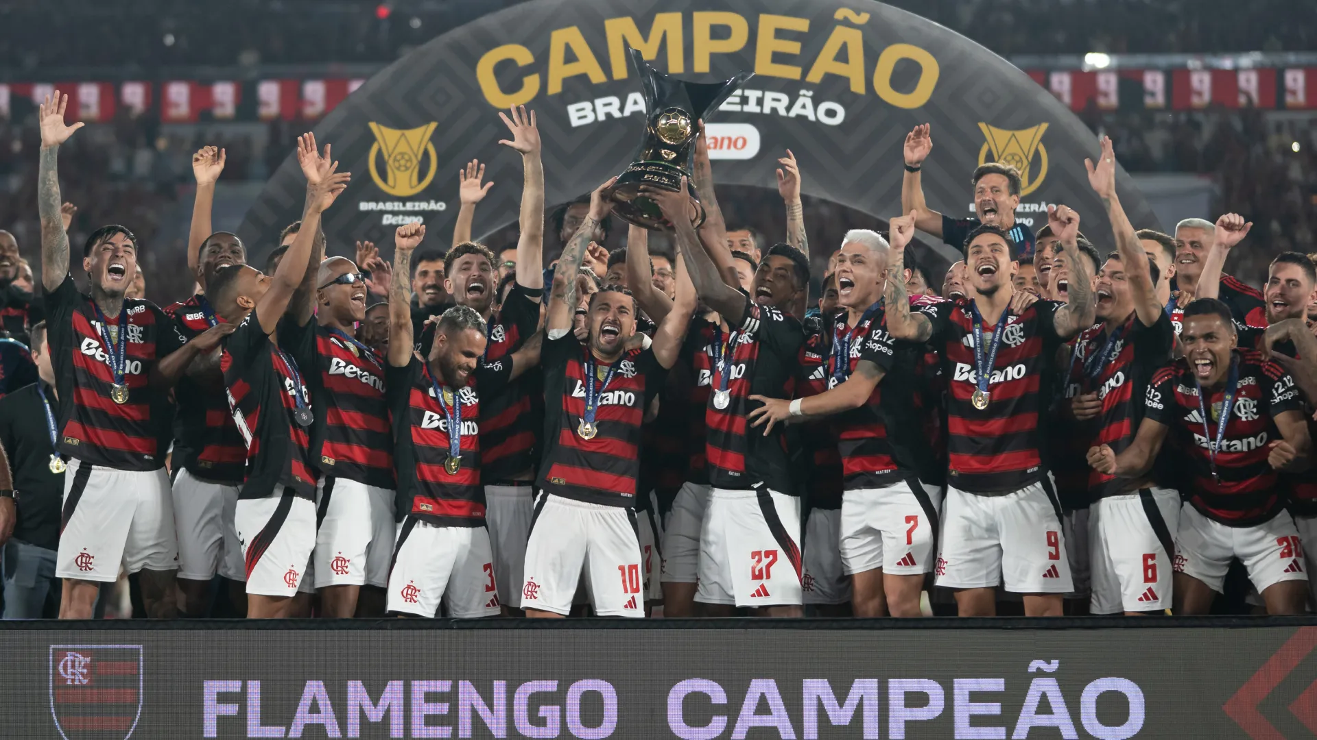 Jogadores do Flamengo comemorando o título brasileiro – Foto: Jorge Rodrigues/AGIF