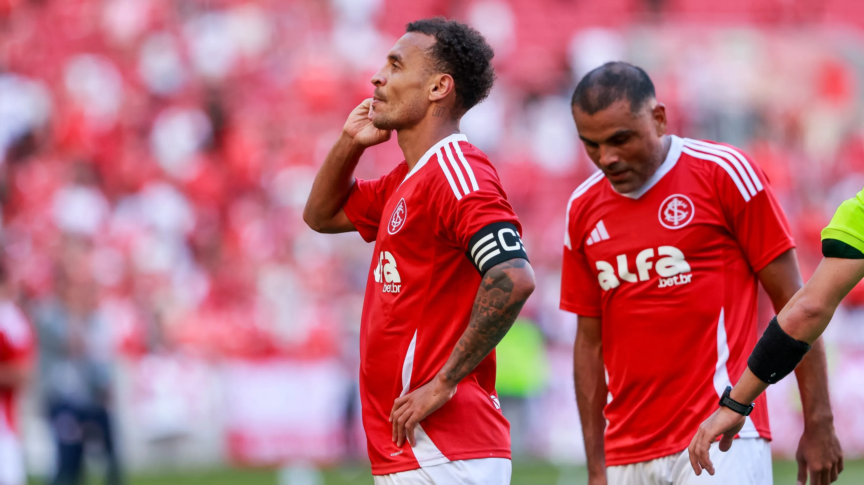Alan Patrick comemora seu gol durante partida contra o Bragantino no estadio Beira-Rio – Foto: Luiz Erbes/AGIF