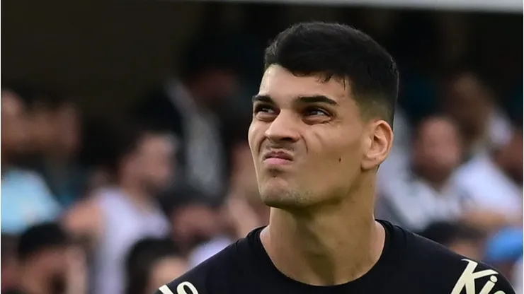 Gabriel Brazão durante partida do Peixe na Vila Belmiro.