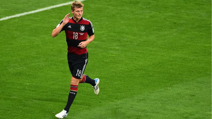 Toni Kroos comemorando um dos gols no histórico 7 a 1 sobre o Brasil em 2014