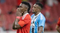 Carbonero jogador do Internacional lamenta durante partida contra o Gremio no estadio Beira-Rio pelo campeonato Brasileiro A 2025. Foto: Maxi Franzoi/AGIF