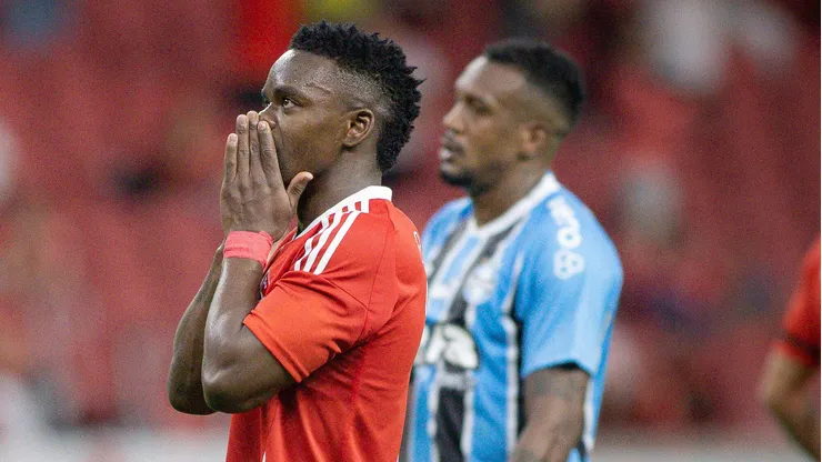 Carbonero jogador do Internacional lamenta durante partida contra o Gremio no estadio Beira-Rio pelo campeonato Brasileiro A 2025. Foto: Maxi Franzoi/AGIF
