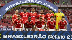 Jogadores do Internacional posam para foto antes na partida contra Gremio no estadio Beira-Rio pelo campeonato Brasileiro A 2025. Foto: Liamara Polli/AGIF