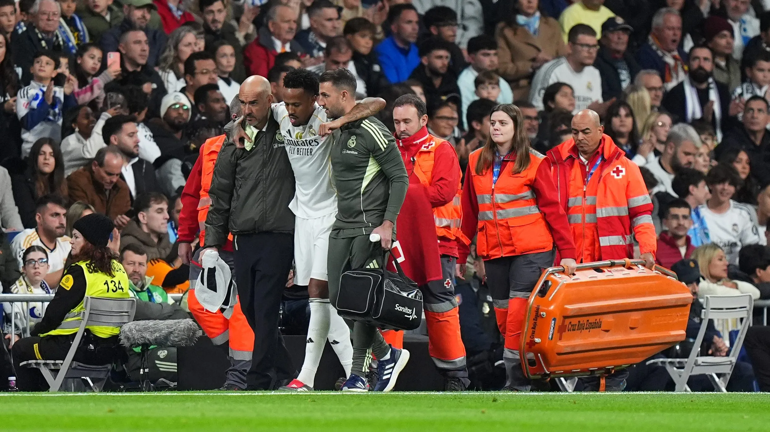 Militão deixando o campo com lesão. (Photo by Angel Martinez/Getty Images)